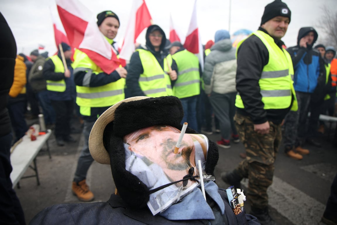 Польские фермеры начали протесты на железной дороге с оскорбительными плакатами - фото 1