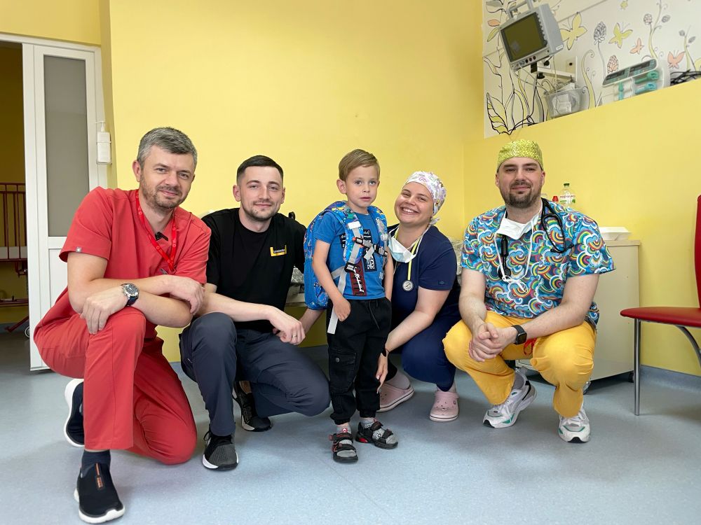 Команда лікарів разом із Владиком.Фото: ТМО Львова