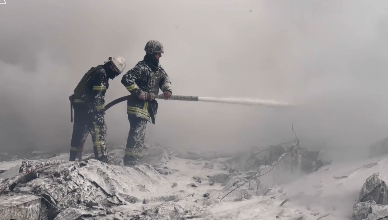 Рятувальники гасять пожежу після аткаи балістикою з боку Росії