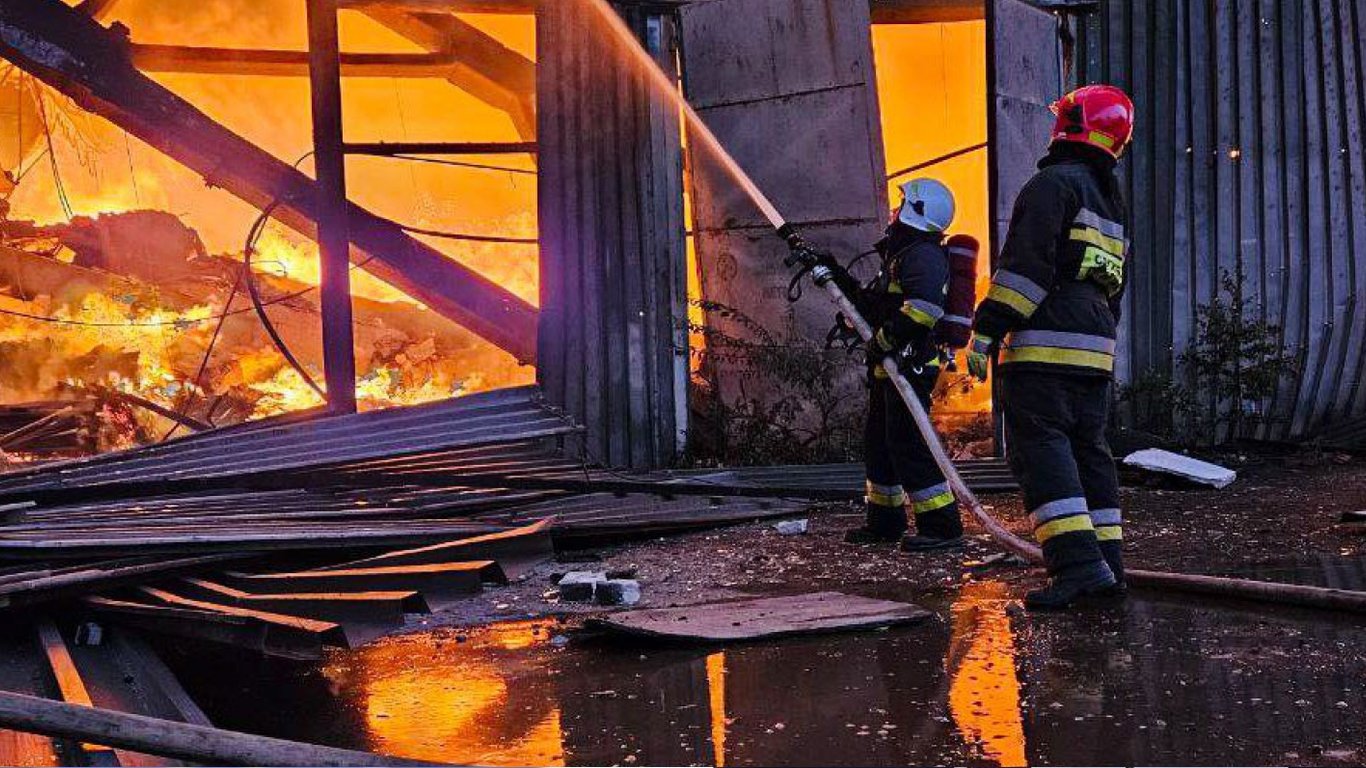 Утренний обстрел Львова: из-под завалов достали тело мужчины