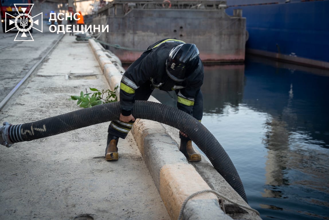 Пожежа у порту на Одещині — ДСНС показали масштаби - фото 2