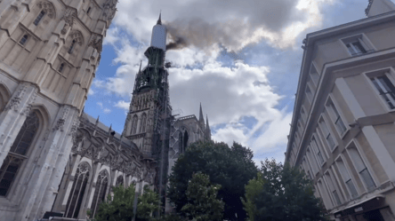 Во Франции загорелся один из самых высоких готических храмов Руанский собор - 285x160