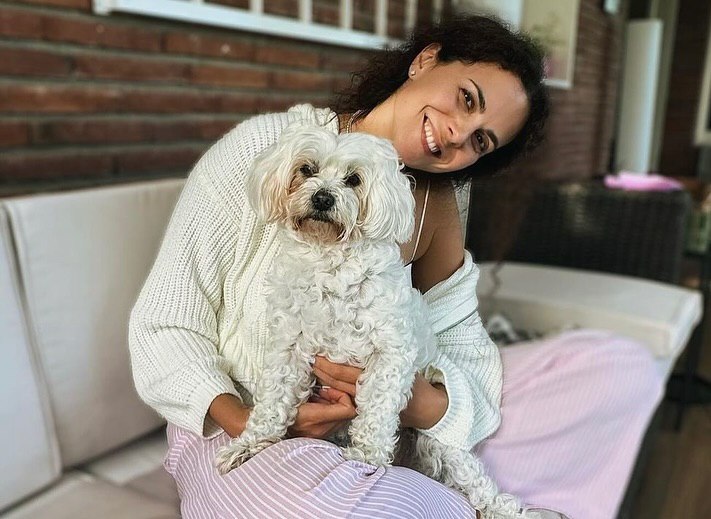 Настя Каменських зі своєю собакою