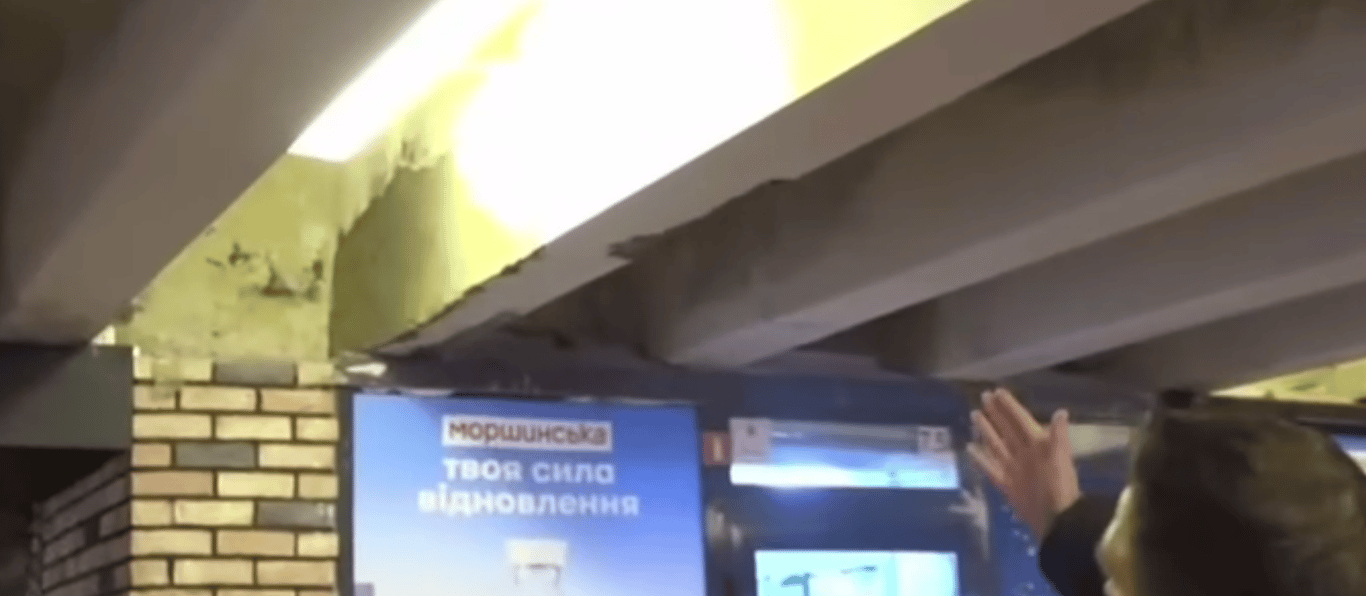 Метро обвал стелі