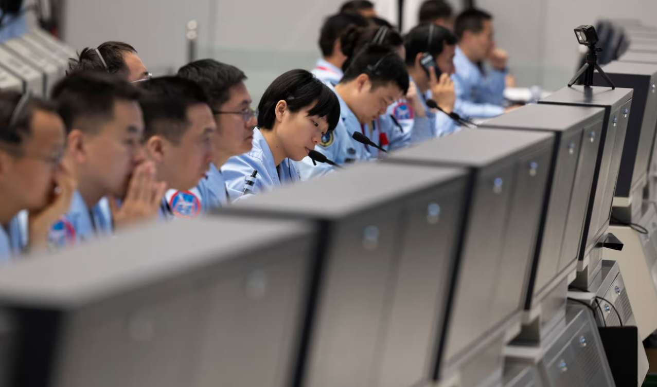 китайські вчені під час роботи