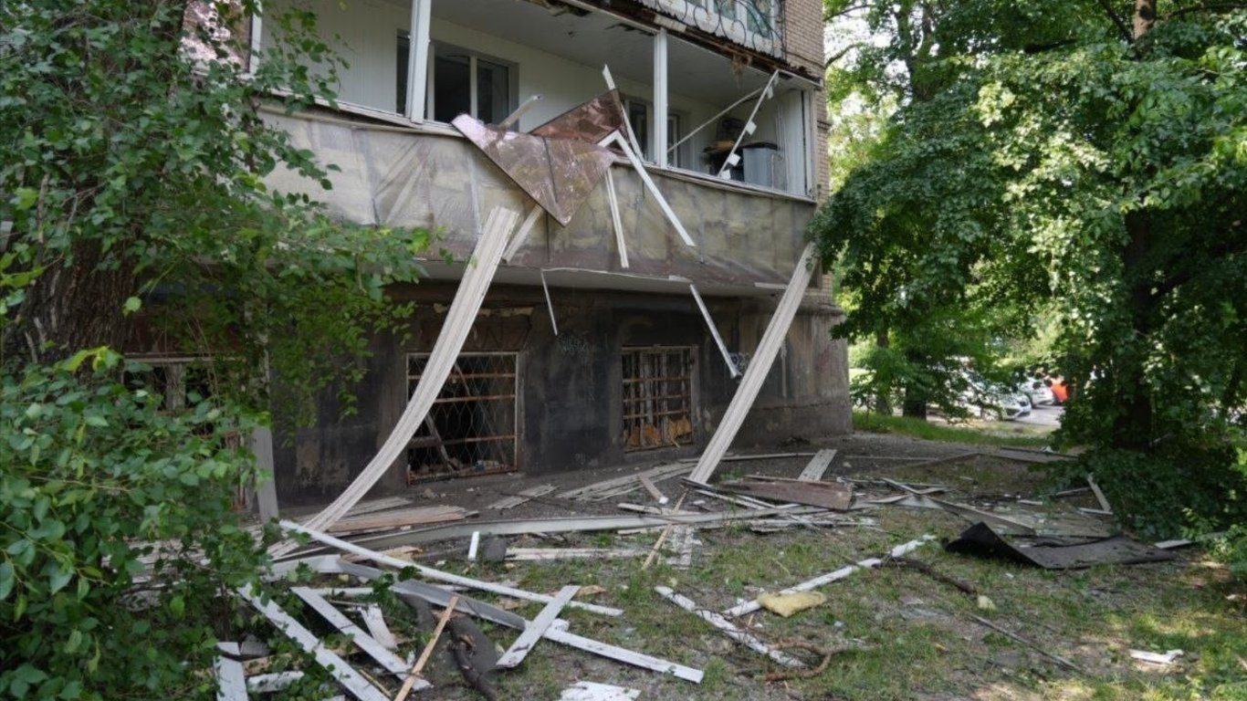 Удар по Запорожью: россияне попали в супермаркет и дома
