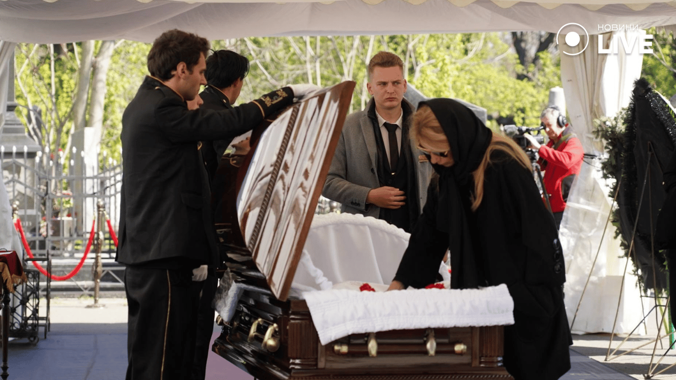 Поховання померлого депутата Олександра Іваницького
