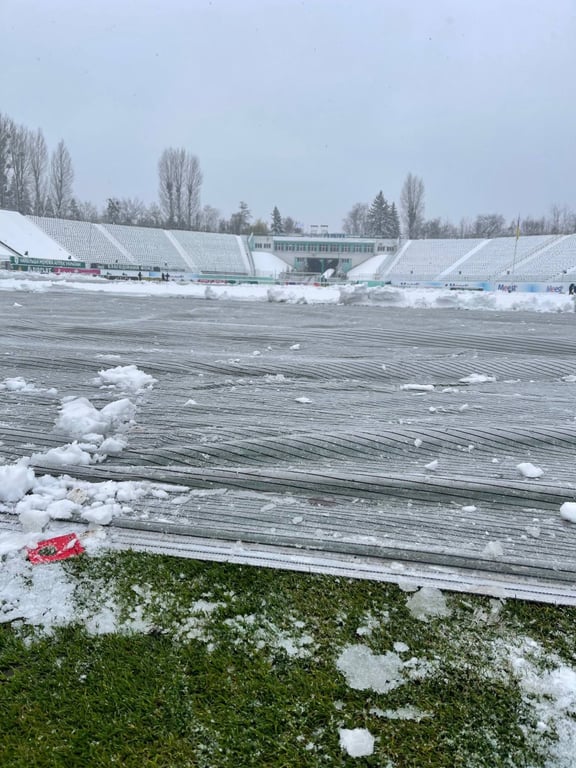 Стадион Украина во Львове засыпало снегом