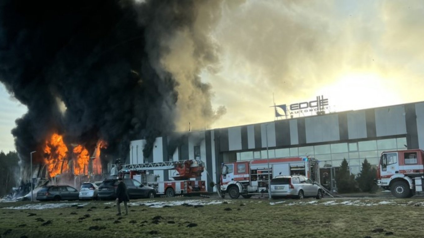 Горів завод з виробництва дронів — у Латвії 7 лютого трапилася масштабна пожежа