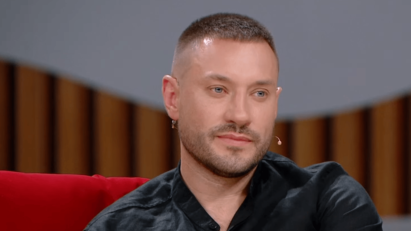 Співак Андрій Кравченко на шоу "Говорить вся країна". Фото: скриншот