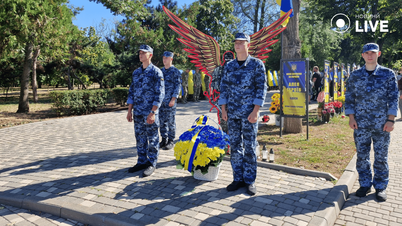 Військові на Алеї Героїв у парку Шевченка в Одесі