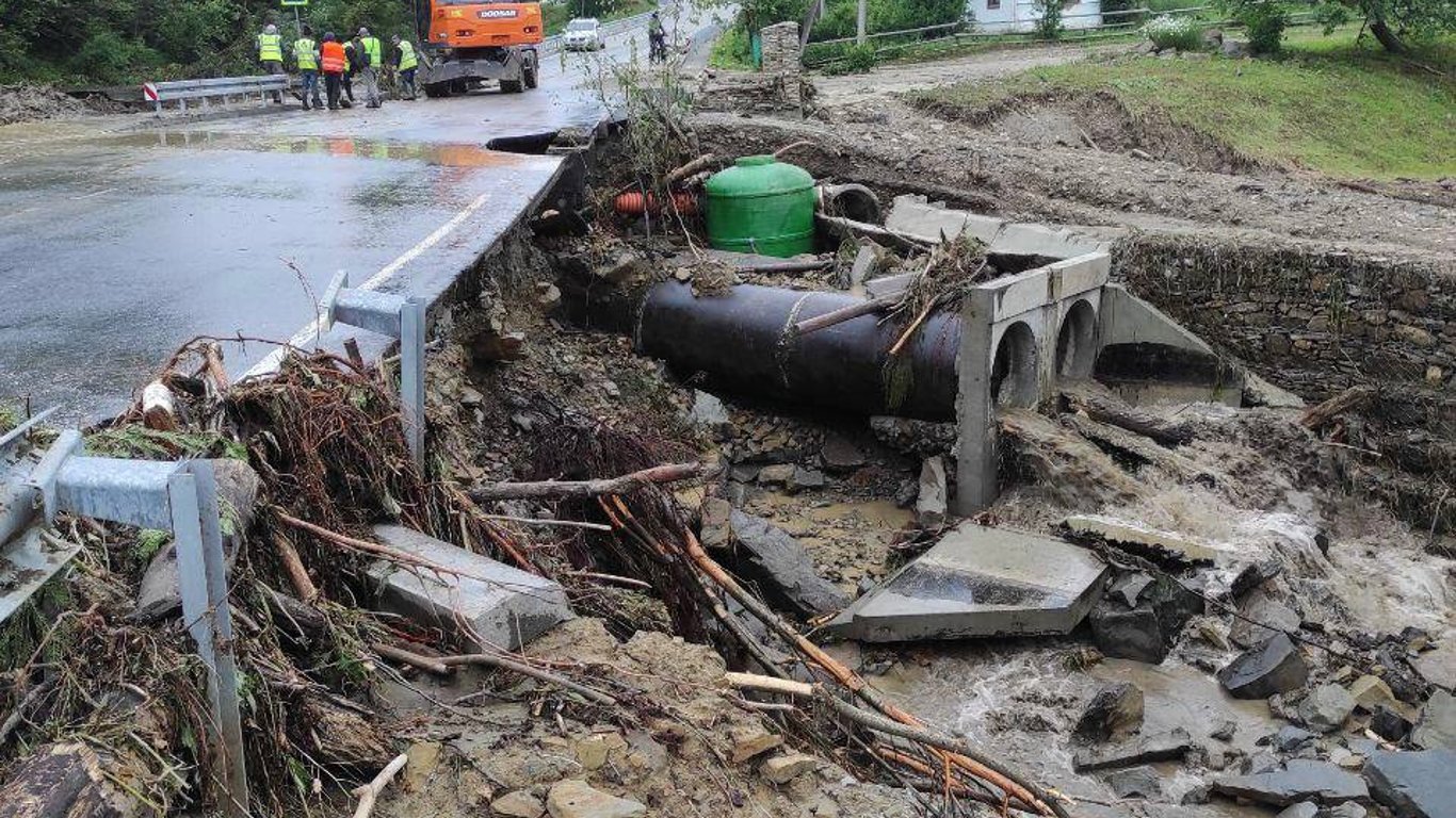 Во Львовской области из-за непогоды перекрыли часть автодороги