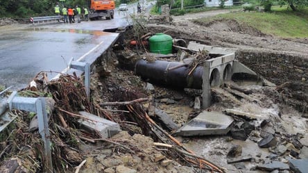 Во Львовской области из-за наводнения перекрыли часть автодороги - 285x160