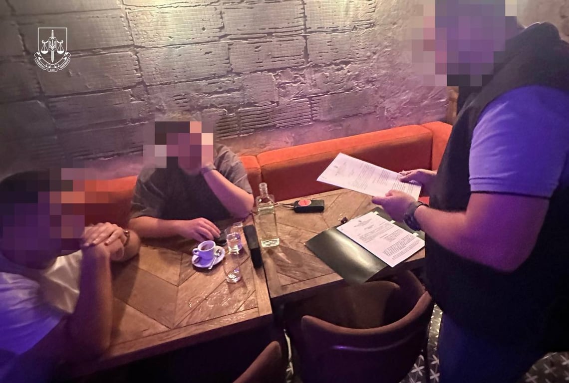 На Київщині судитимуть суддю та адвоката, які підробили документи для виїзду за кордон