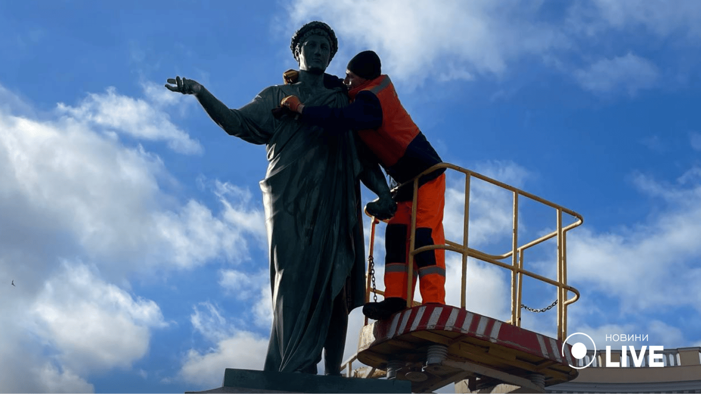 Чистый и блестящий: коммунальщики Одессы вымыли Дюка