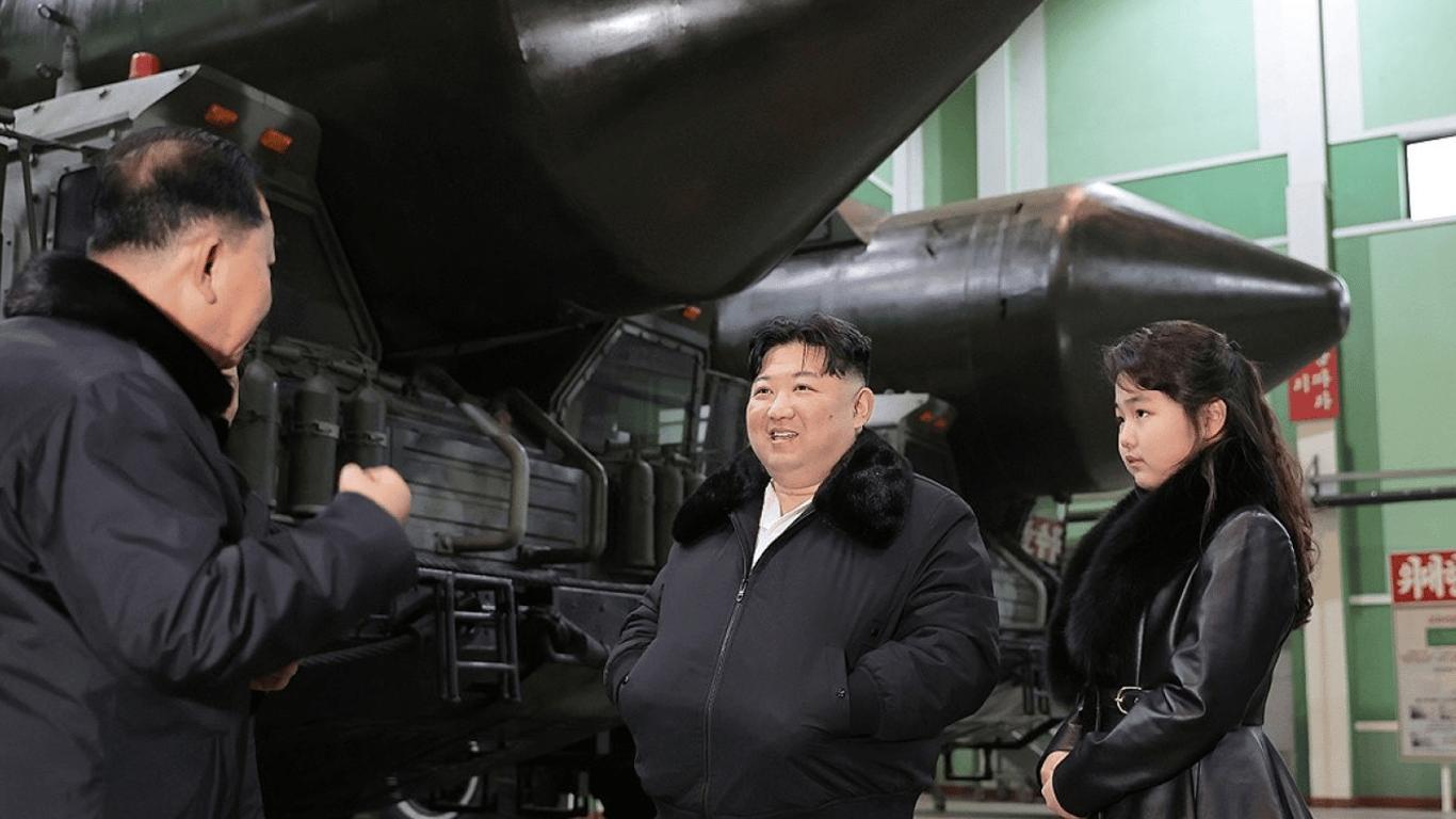 В КНДР Ким Чен Ын привел дочку на завод по производству ракет