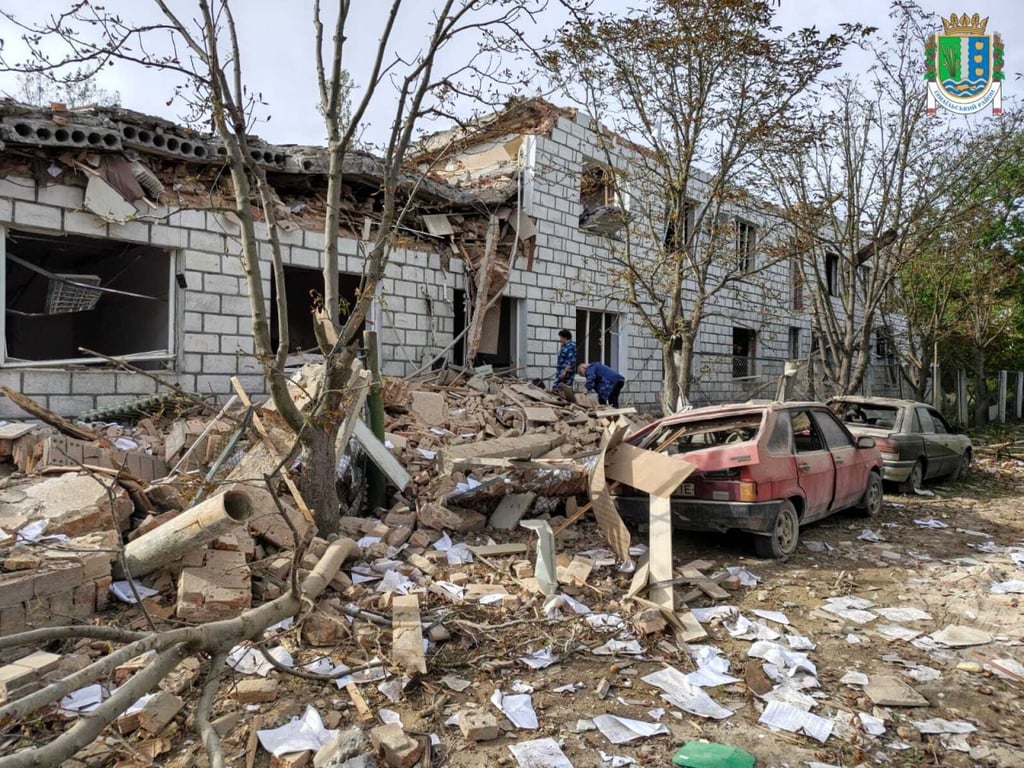 Зруйнована будівля у Вилковому після атаки росіян