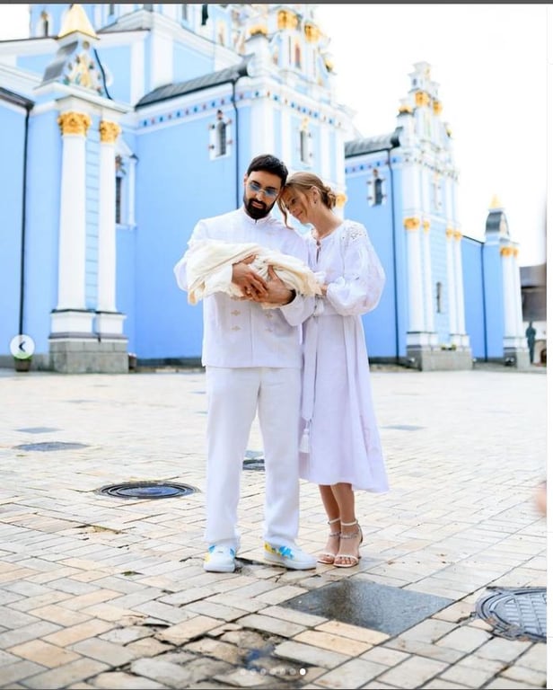 Співак Віталій Козловський з дружиною та сином.