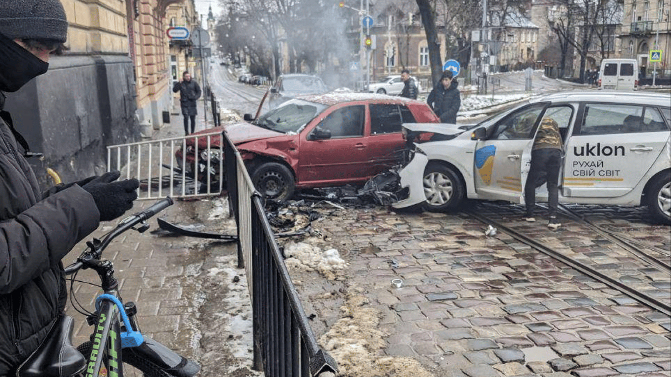 Половины автомобиля нет — во Львове произошло серьезное ДТП
