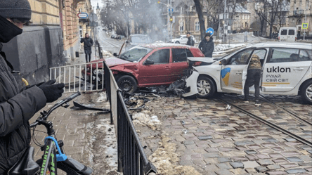 Половины автомобиля нет — во Львове произошло серьезное ДТП - 285x160