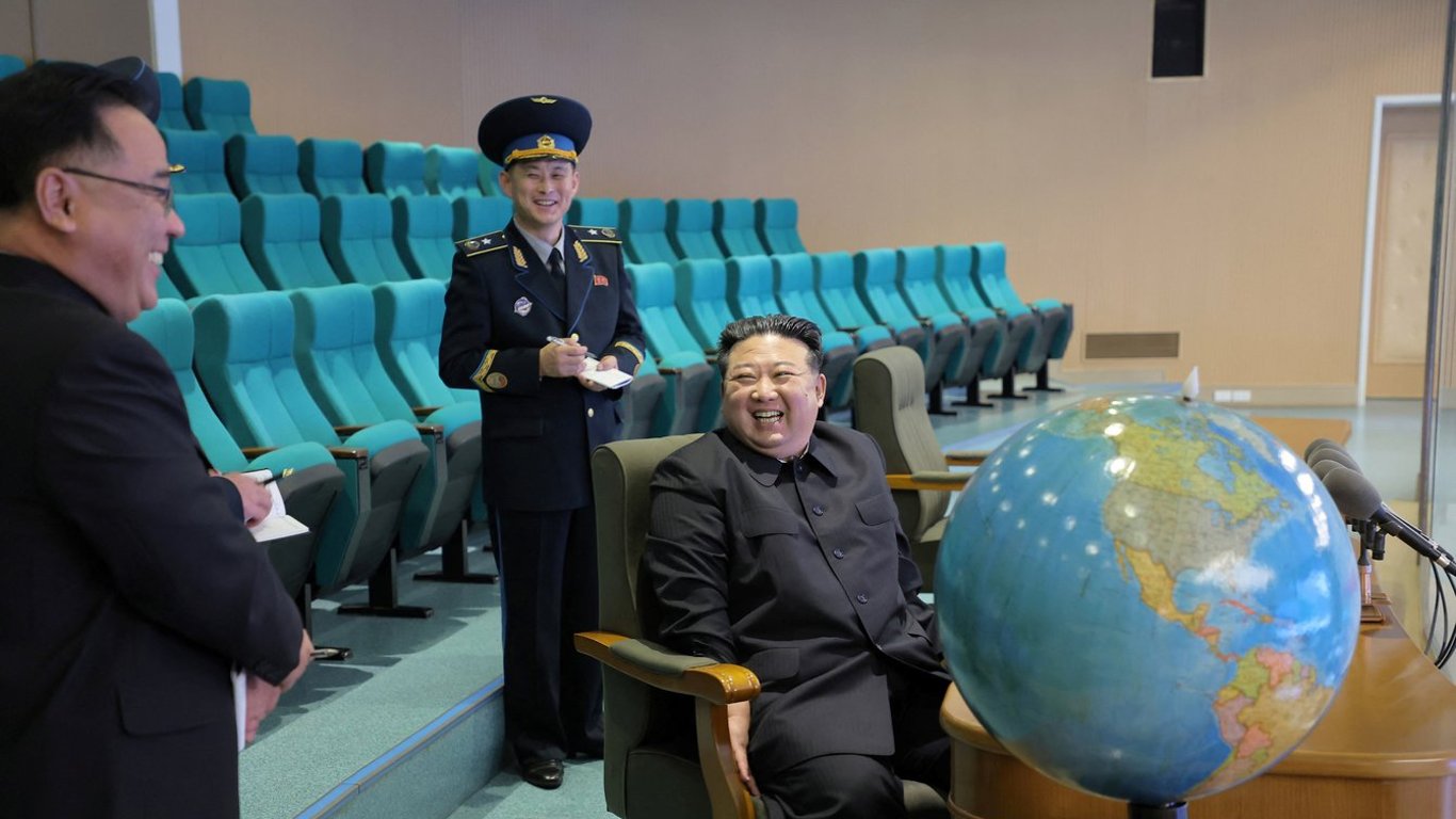Ким Чен Ын получил фотографии с военных баз США, которые сделал новый спутник-шпион
