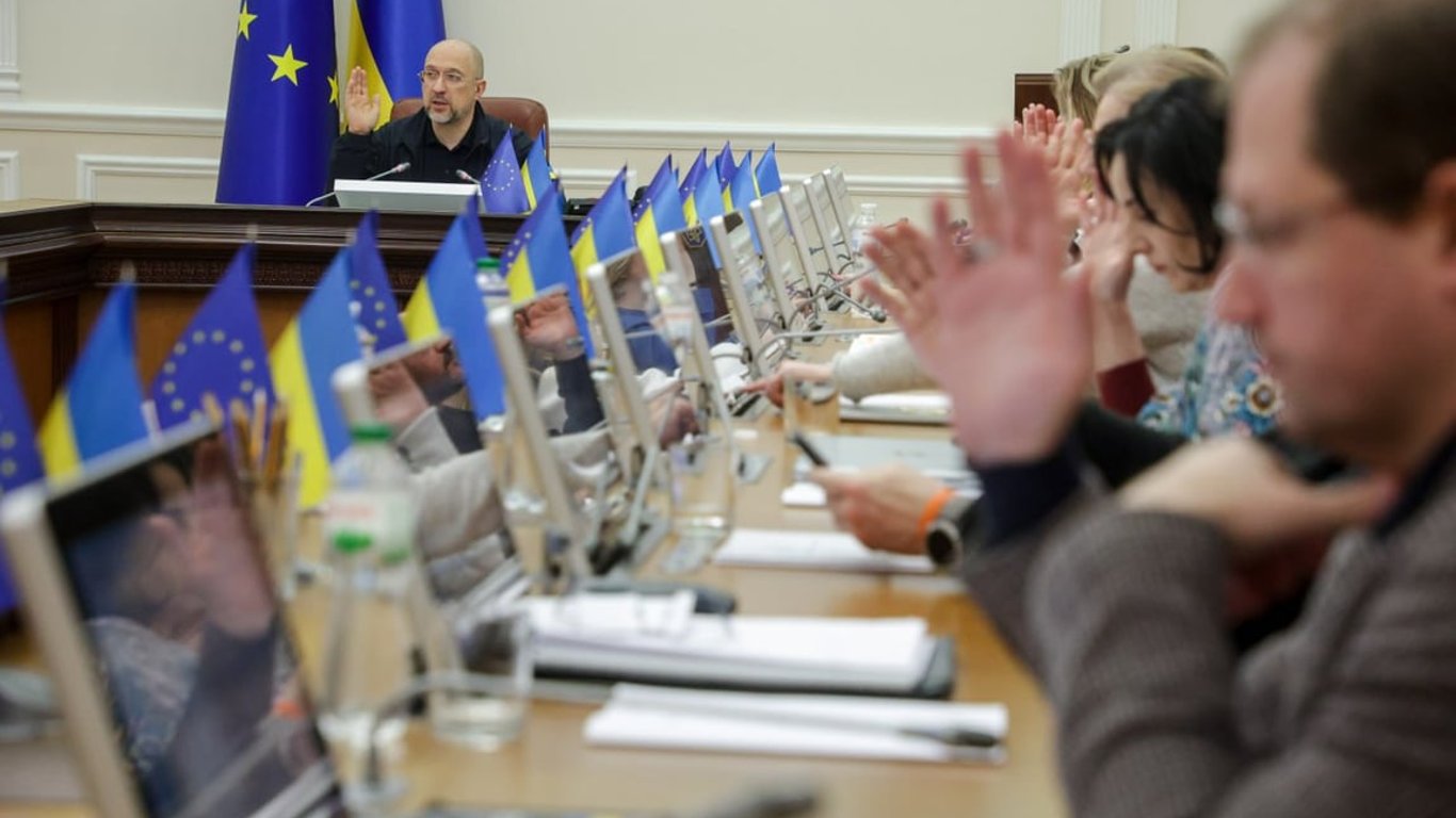 Зарплаты украинских министров — кто заработал больше всего в первый год полномасштабной войны