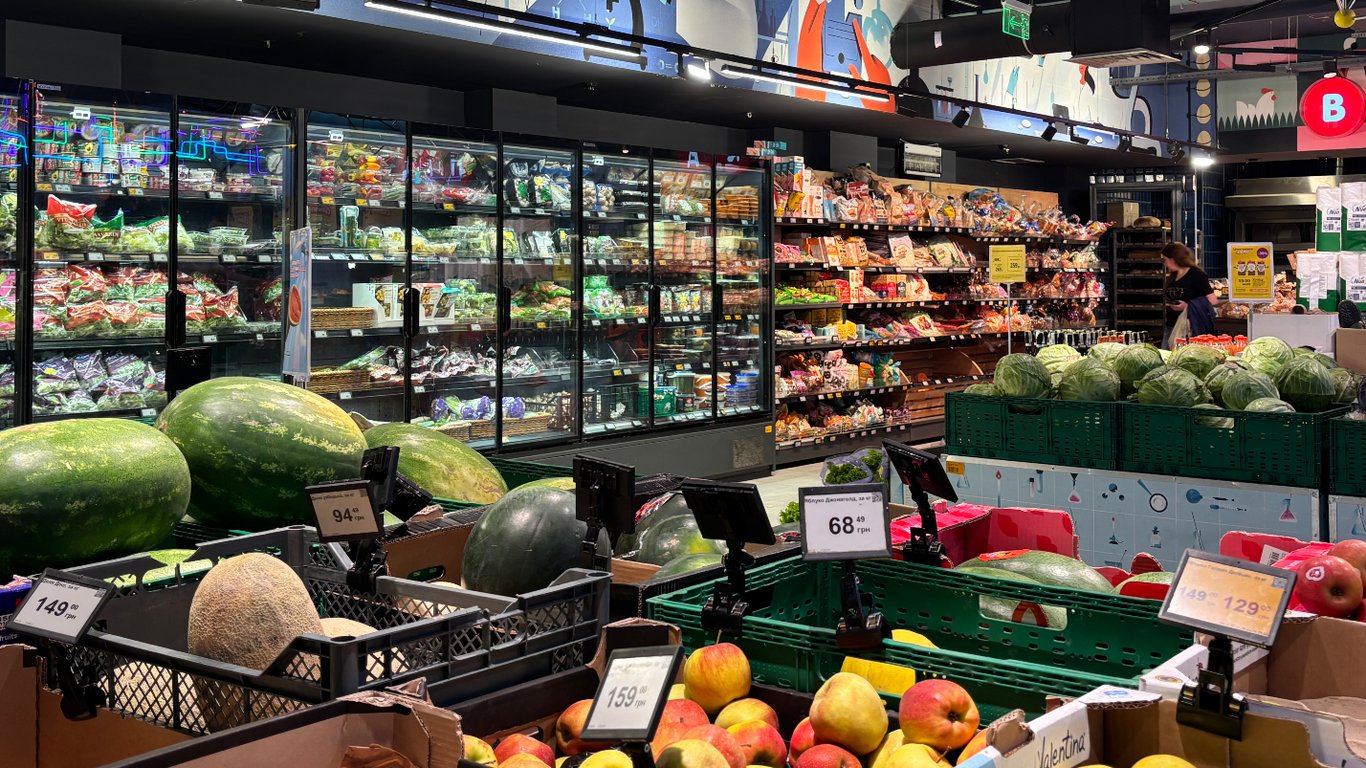 Ціни в супермаркетах різко впали: які продукти віддають зі знижками до 65%