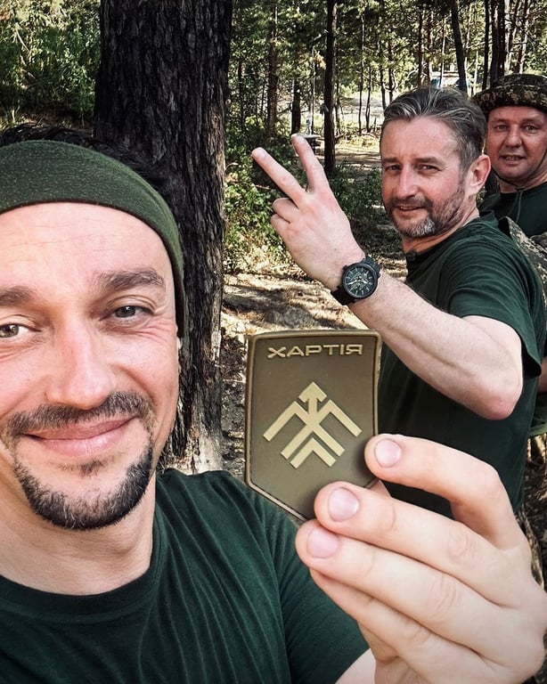 Сергій Жадан завершив бойову підготовку та отримав шеврони бригади "Хартія" - фото 2