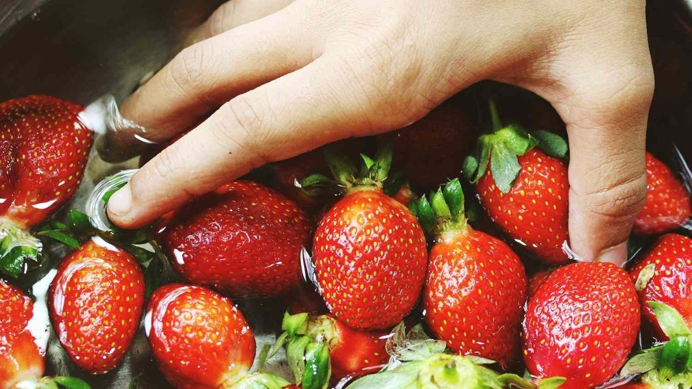 Навіщо та як мити ягоди содою — лайфхак для боротьби з бактеріями
