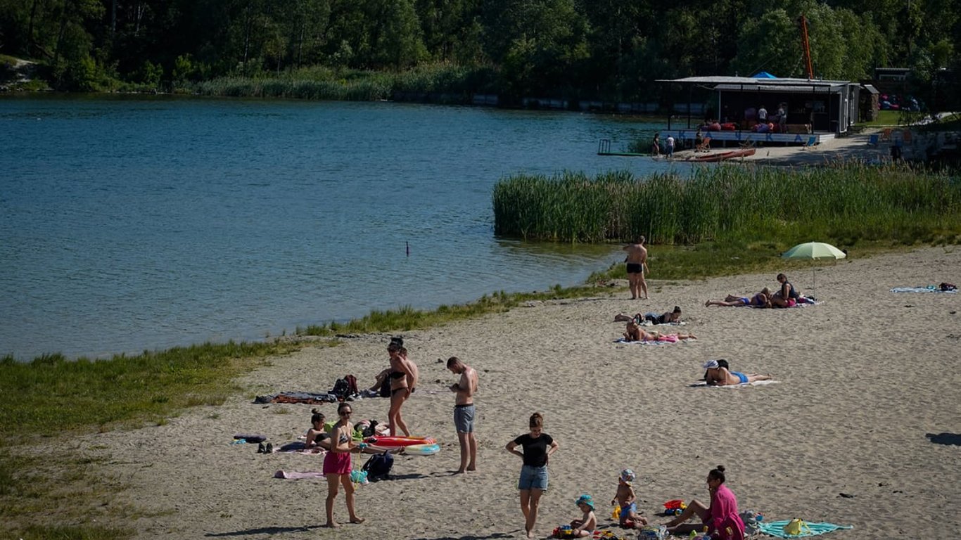 Начало лета: в Ирпене стартовал пляжный сезон