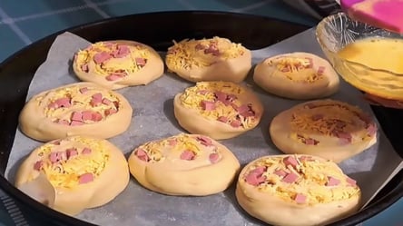 Дріжджові булочки з ковбасою та сиром — перевірений рецепт бабусі - 285x160