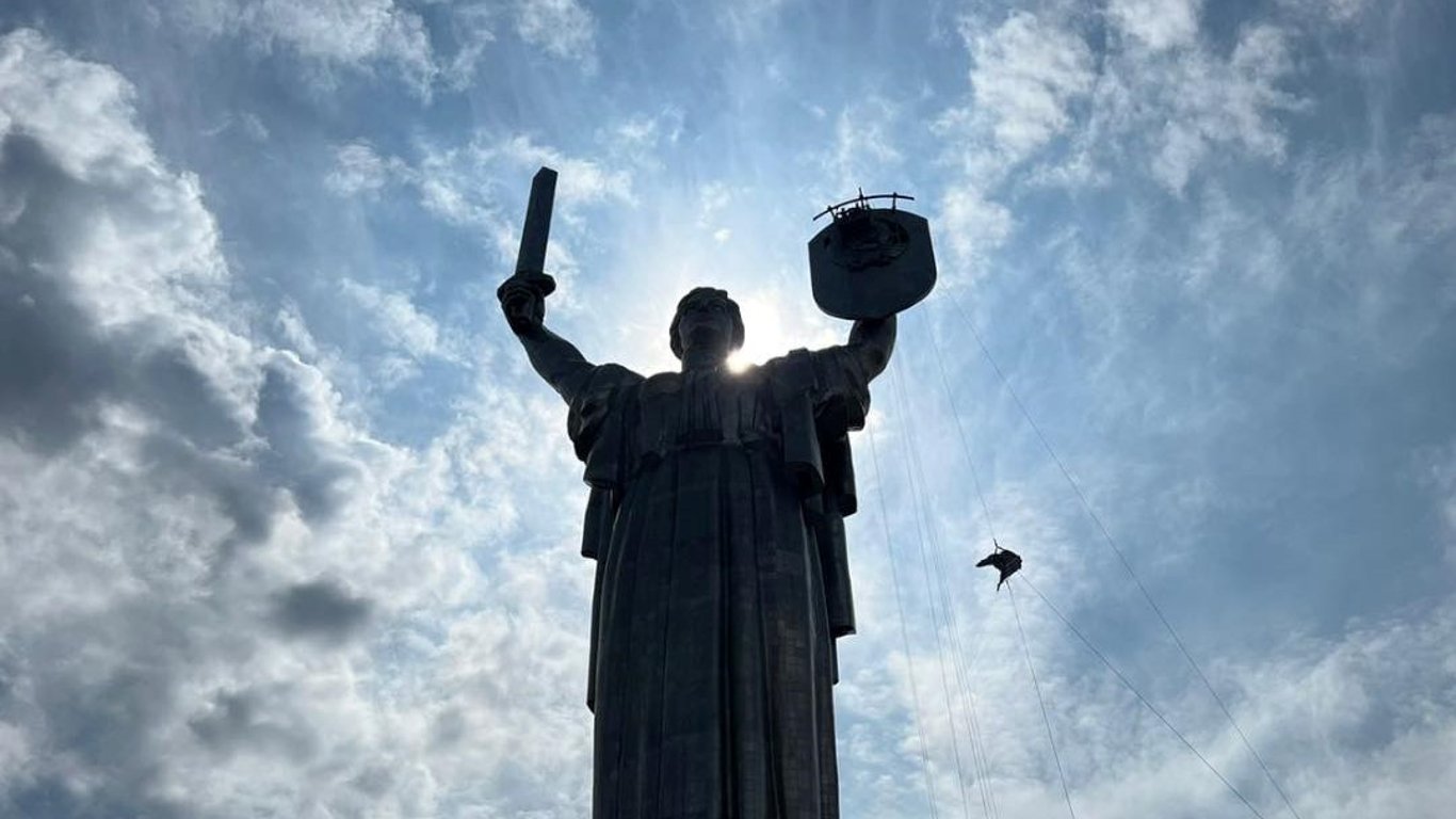 В Мінкульті показали, як демонтують радянський герб на монументі "Батьківщина-Мати"
