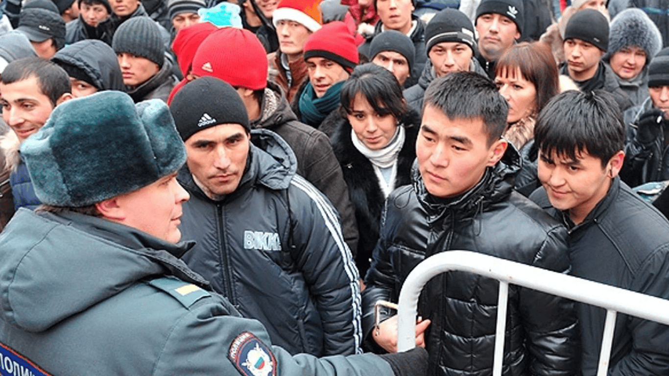 Росія посилює політику щодо мігрантів — як їх хочуть заманити на війну