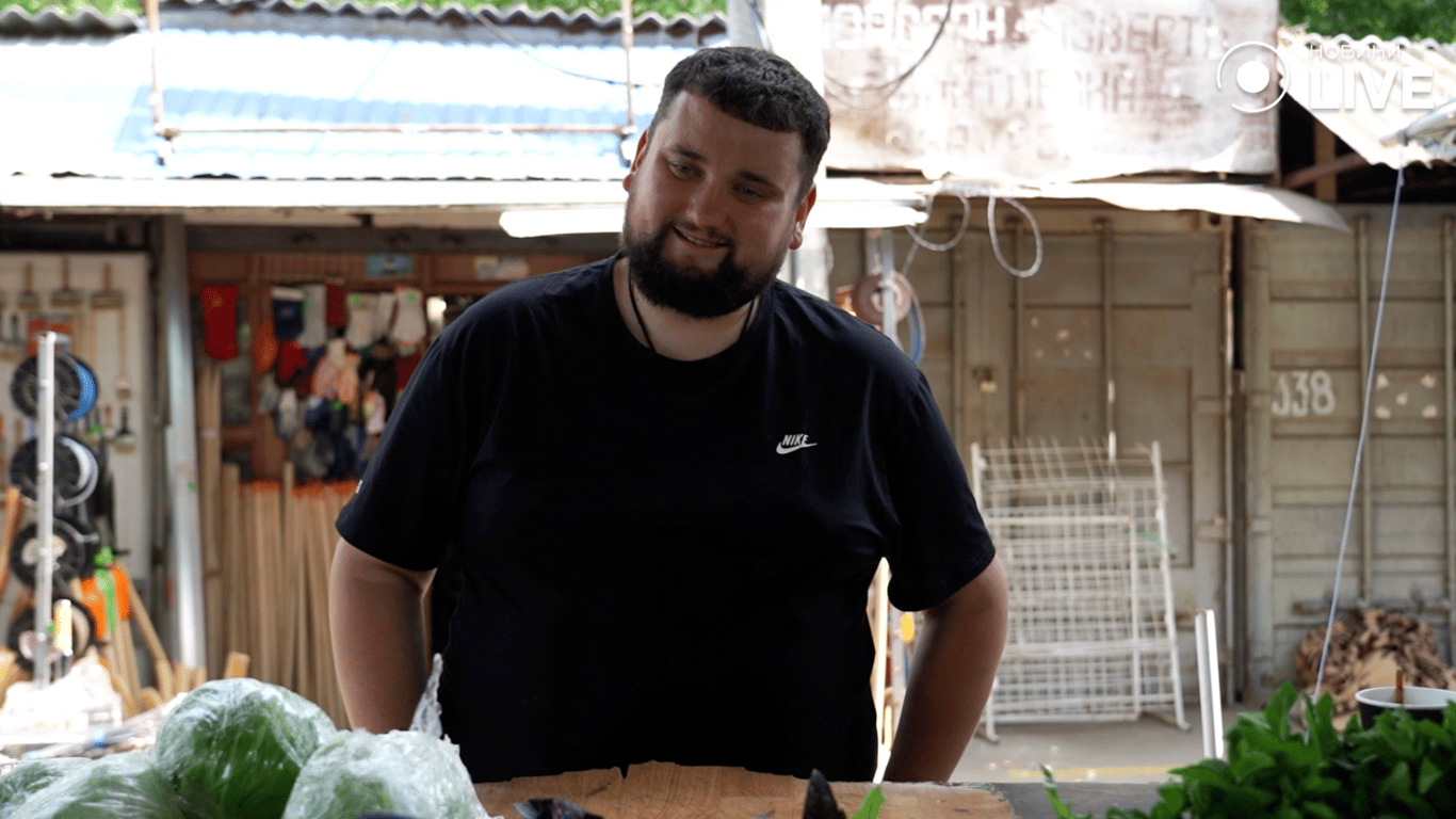 Продавець Антон про асортимент зелені