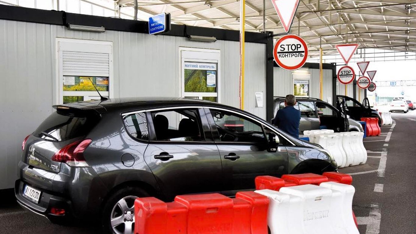 Українці повертаються додому з Польщі перед святами: на КПП затяжні черги