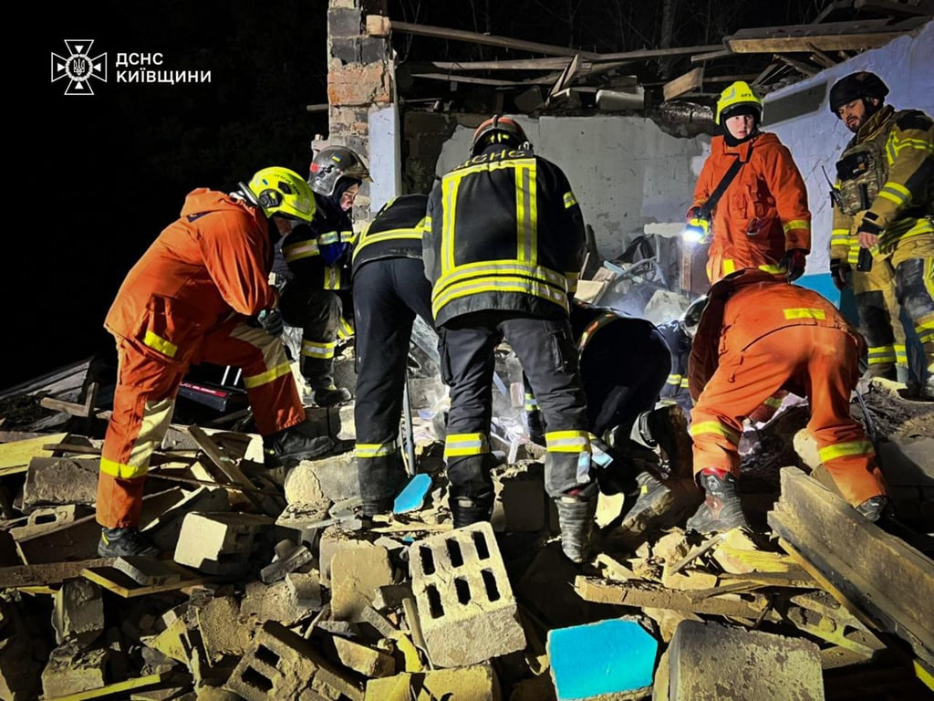 Спасатели разбирают завалы после обстрела