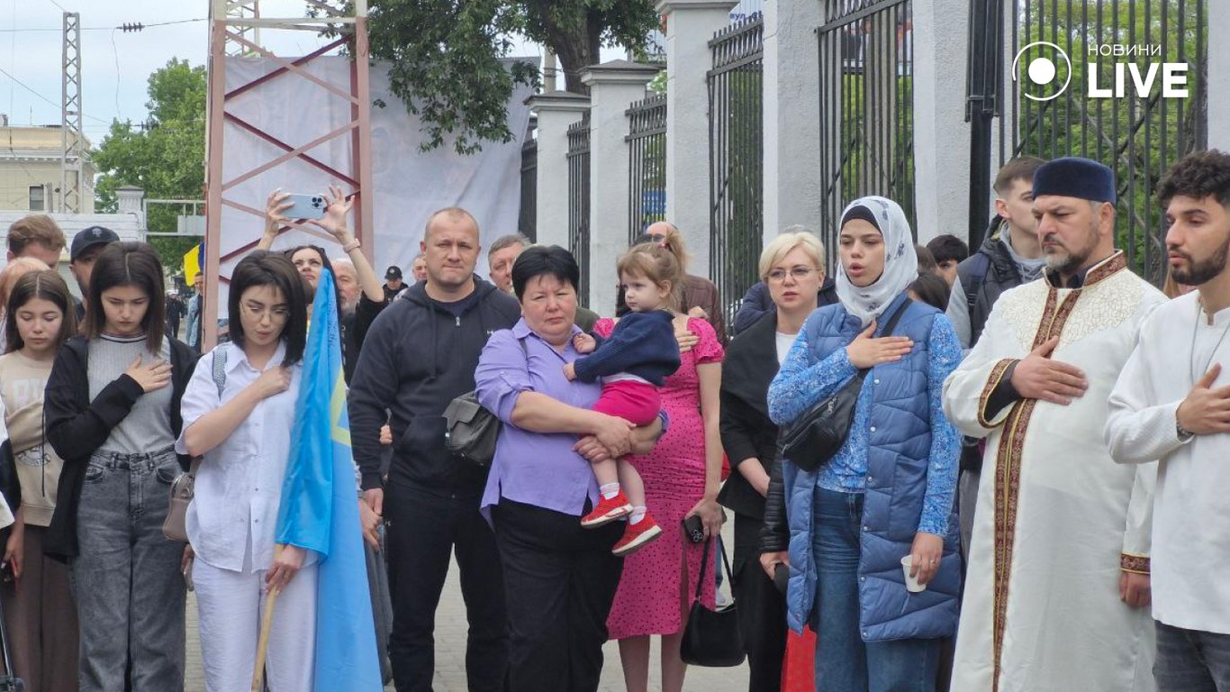 Вшанування пам'яті жертв депортації кримських татар: перформанс на Одеському вокзалі
