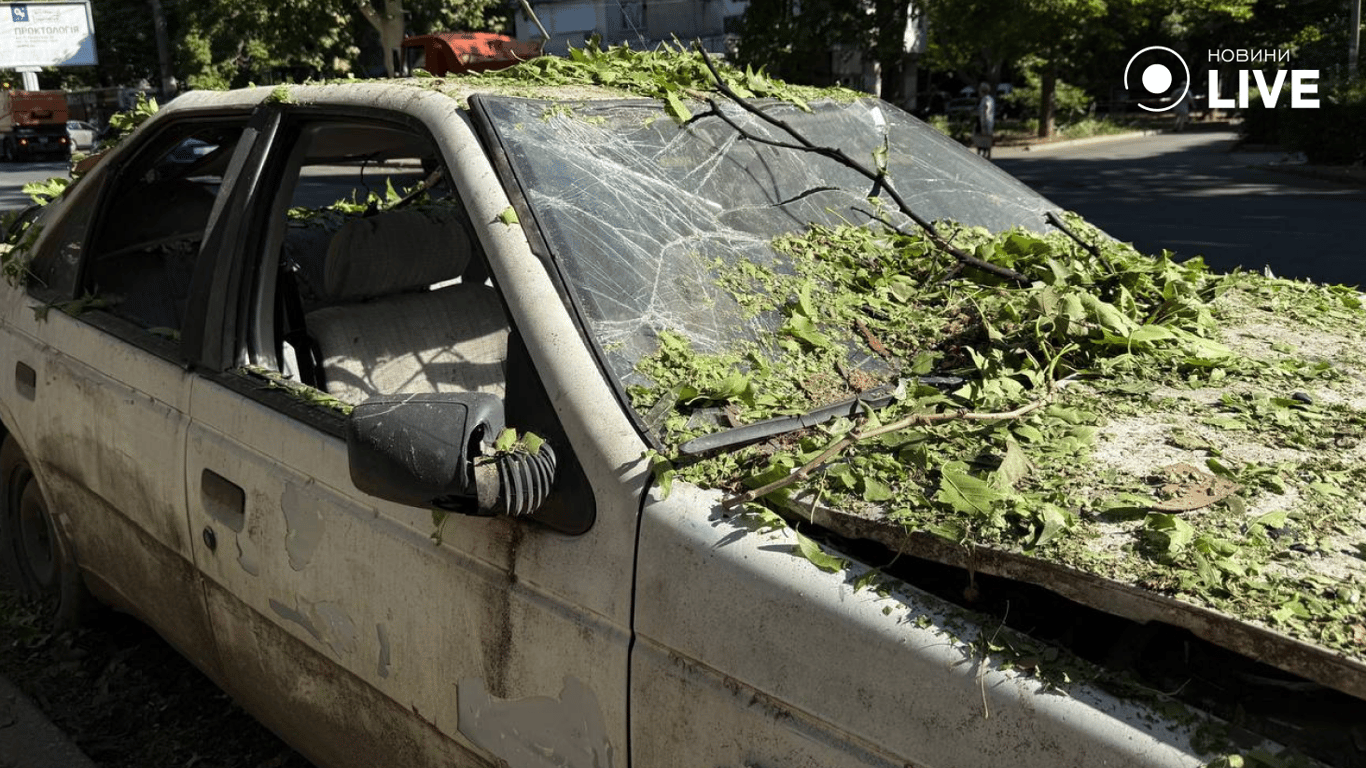 Росіяни б’ють по житлу і бізнесу одеситів —  фото руйнувань - фото 5