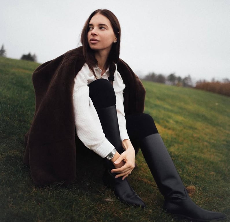 Катерина Усик у чорних високих чоботах до коліна та шубі