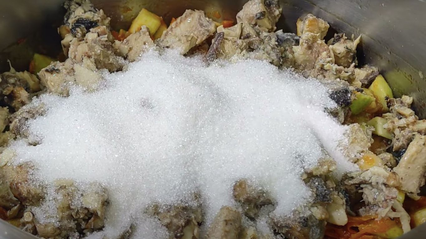 рецепт салата на зиму с сардинами и кабачками