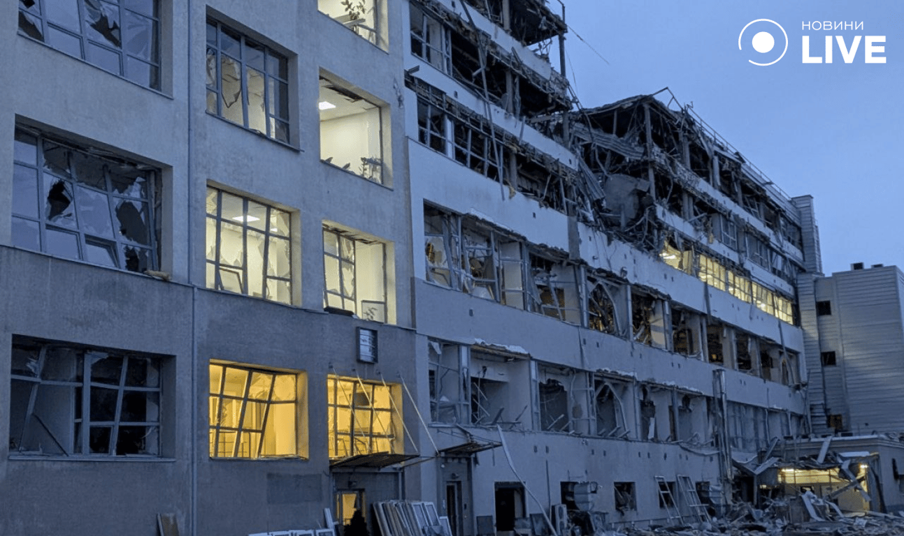 Через російську атаку на Київ горіли будівлі у трьох районах