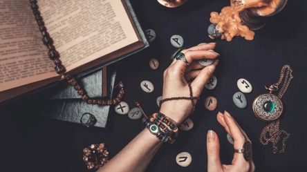 Рунічний гороскоп на повню 9 серпня — що чекає на знаки Зодіаку - 285x160