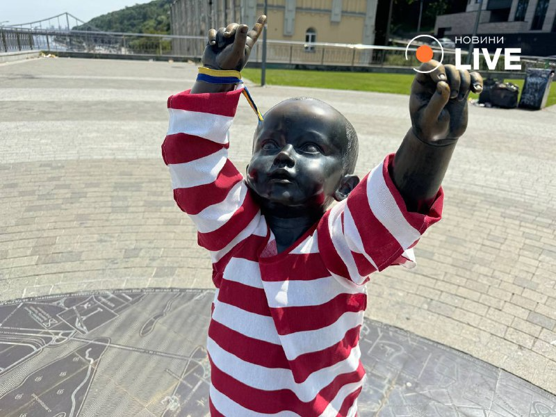 Малюків-засновників Києва одягли в символічне вбрання з нагоди Дня незалежності США — фото - фото 3