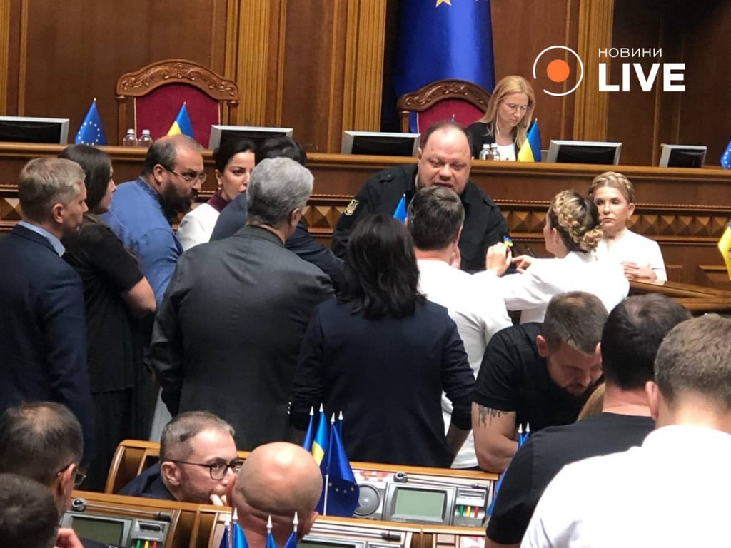 Нардепы блокируют трибуну в Раде из-за законопроекта о мобилизации ограниченно пригодных