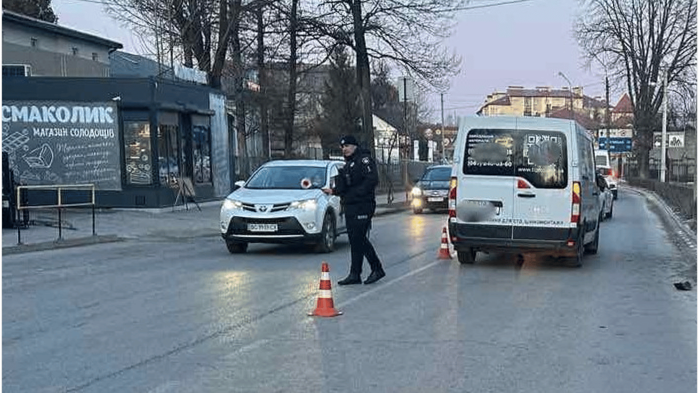 ДТП у Самборі на Львівщині — мікроавтобус наїхав на жінку