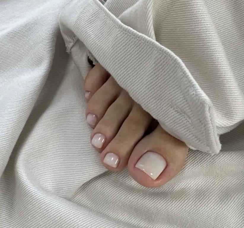 Молочний відтінок на нігтях має благородний вигляд