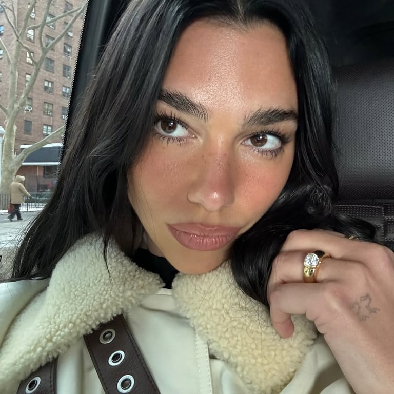 Dua Lipa showed her engagement ring - photo