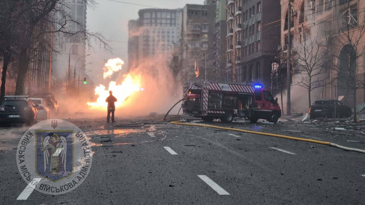 Наслідки нічного удару по Києву: руйнування і пожежі