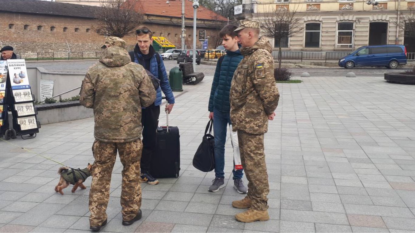 Хто роздає повістки в ТЦК — відповідь юриста