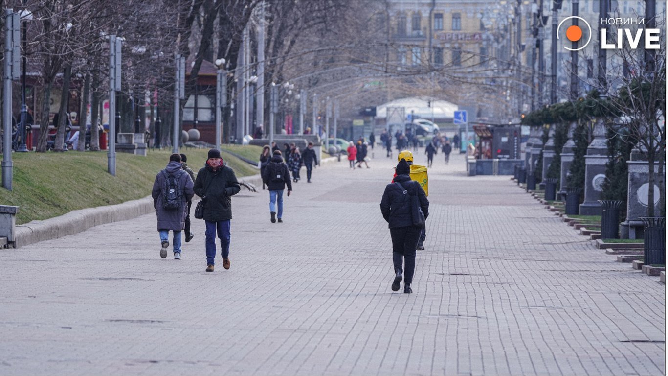 Скільки українців мають рідних, які воювали на фронті, — результати опитування